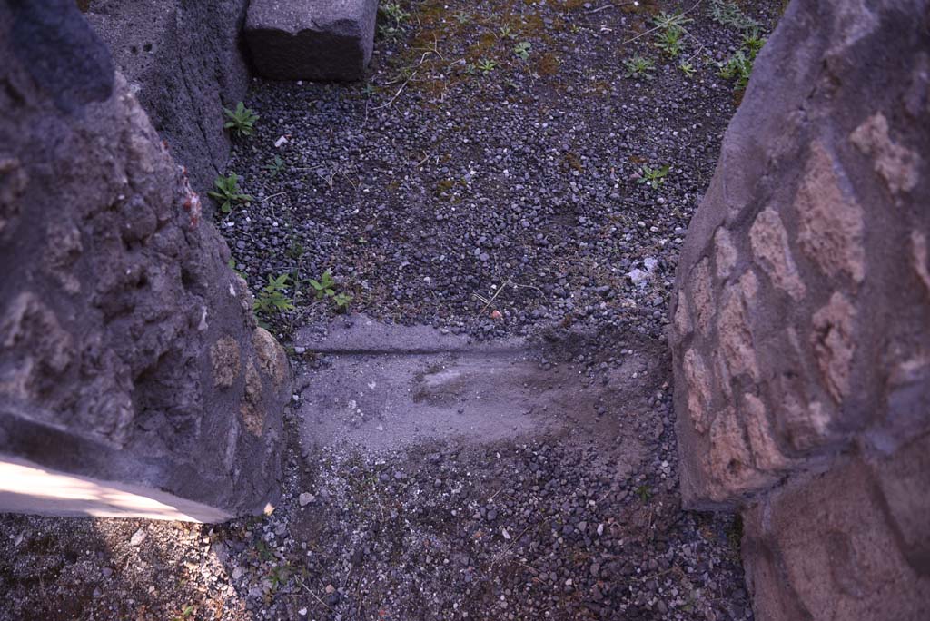 I.4.25 Pompeii. October 2019. Room 52, doorway threshold, looking north into room 51.
Foto Tobias Busen, ERC Grant 681269 DCOR.
