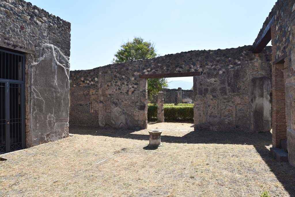 I.4.25 Pompeii. September 2020. Atrium 47, looking south-east towards doorway to room 53, on left, and east ala 54, centre left.
Foto Tobias Busen, ERC Grant 681269 DCOR
