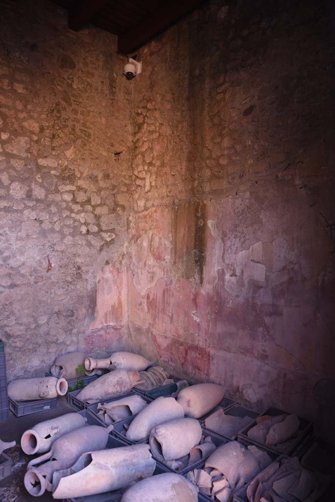 I.4.25 Pompeii. October 2019. Room 53, triclinium, looking towards south-east corner.
Foto Tobias Busen, ERC Grant 681269 DCOR
