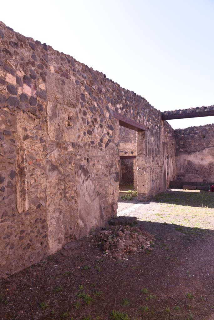 I.4.25 Pompeii. October 2019. Room 54, looking west along south wall.
Foto Tobias Busen, ERC Grant 681269 DCOR
