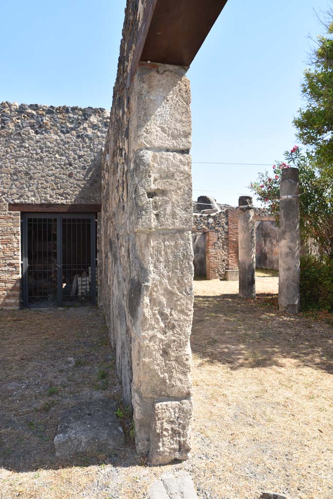 I.4.25 Pompeii. September 2020. Atrium 47, looking south through doorway to north portico.
Foto Tobias Busen, ERC Grant 681269 DCOR
