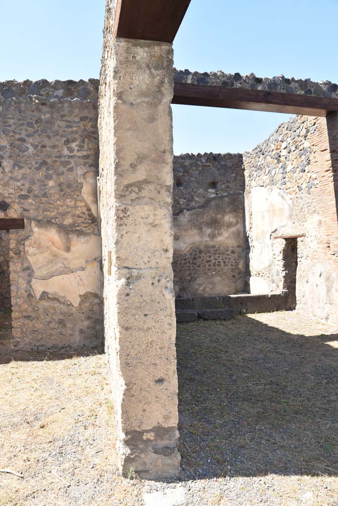 I.4.25 Pompeii. October 2019. 
Room 47, south wall of atrium, on left, and doorway to room 52, in south wall of room 51, on right.
Foto Tobias Busen, ERC Grant 681269 DCOR
