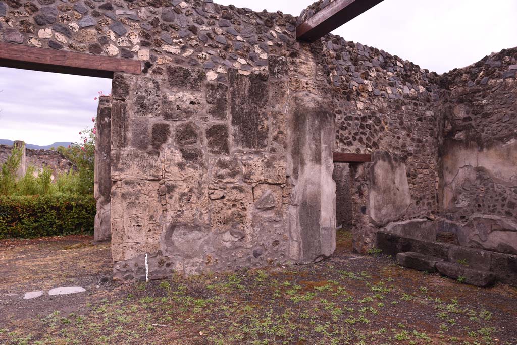 I.4.25 Pompeii. October 2019. 
Atrium 47, looking east along south side, with entry to north portico of upper peristyle 56, on right.
Foto Tobias Busen, ERC Grant 681269 DCOR
