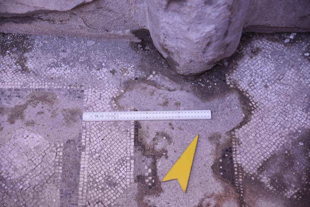 I.4.25 Pompeii. October 2019. Room 34, detail of flooring near north wall, with alcove flooring, on right.
Foto Tobias Busen, ERC Grant 681269 DÉCOR.
