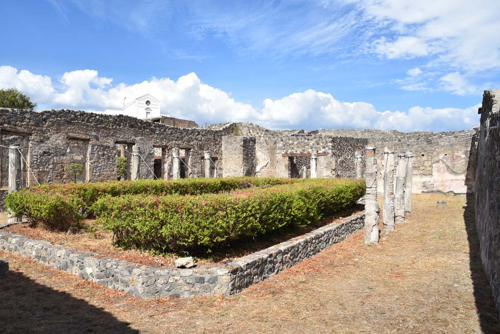 I.4.25 Pompeii. September 2020. Lower Peristyle 32, looking east along south portico from south-west corner.
Foto Tobias Busen, ERC Grant 681269 DCOR.
