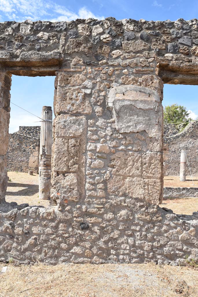 I.4.25 Pompeii. September 2020. 
Lower Peristyle 32, north wall of north portico with windows through to Middle Peristyle 17.
Foto Tobias Busen, ERC Grant 681269 DCOR.
