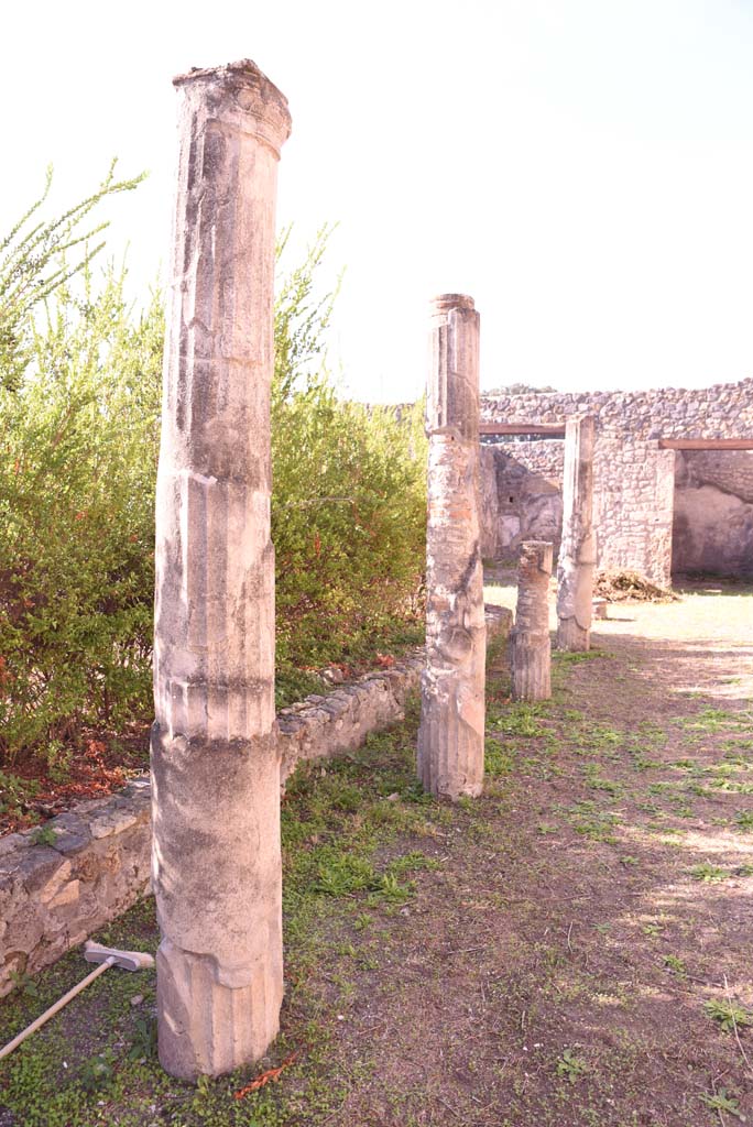 I.4.25 Pompeii. October 2019. Lower Peristyle 32, looking west along north portico.
Foto Tobias Busen, ERC Grant 681269 DCOR.
