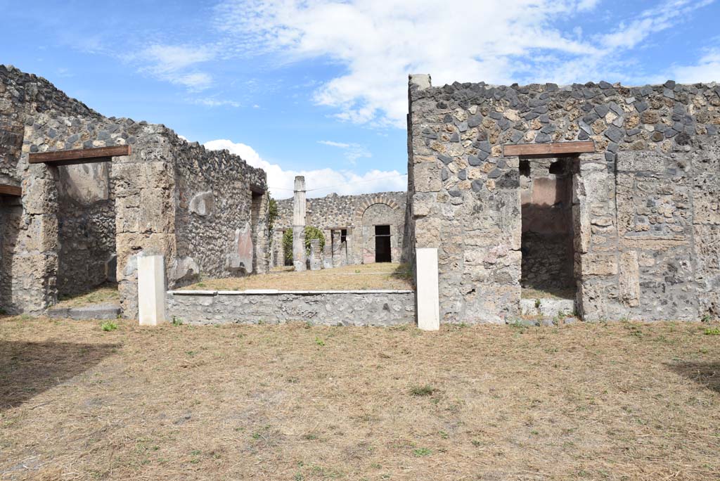 I.4.25/1.4.5 Pompeii. September 2020. Room 14, tablinum, in centre.
Looking east from Atrium 6, with doorway to Corridor 15 in Ala 13, on left, and doorway to room 16, on right.
Foto Tobias Busen, ERC Grant 681269 DCOR.
