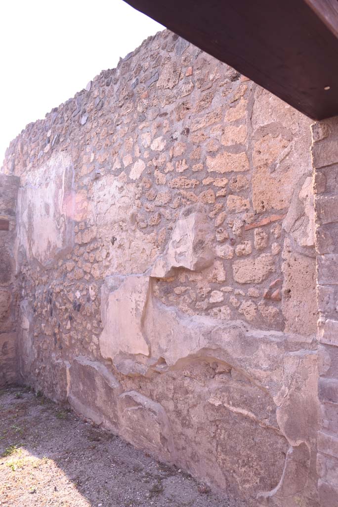 I.4.25/I.4.5 Pompeii. October 2019. 
Corridor 15, looking west along north wall from entrance doorway.
Foto Tobias Busen, ERC Grant 681269 DCOR.


