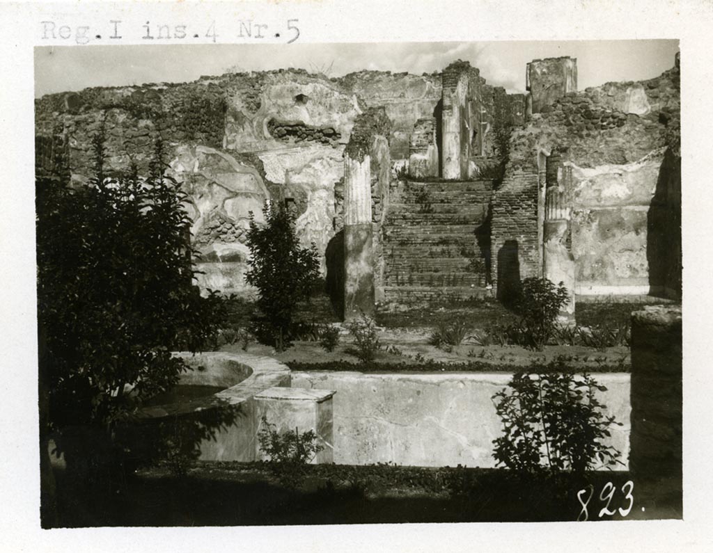 I.4.5/I.4.25 Pompeii. Pre-1937-39. Looking north from middle peristyle 17, towards the steps to upper peristyle 56.
Photo courtesy of American Academy in Rome, Photographic Archive. Warsher collection no. 823.
