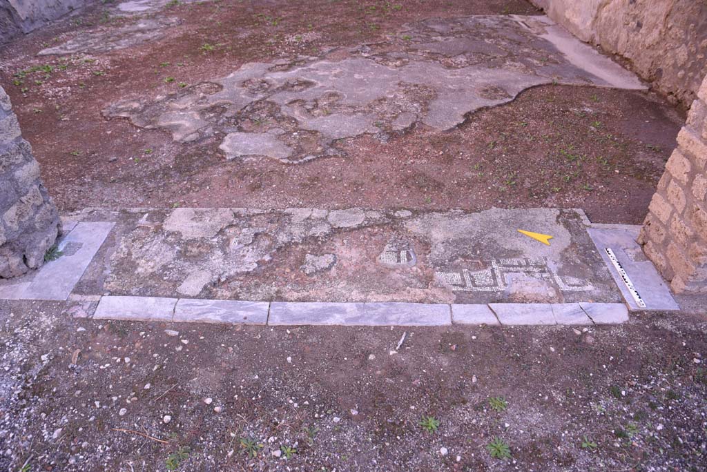 I.4.5 Pompeii. October 2019. Room 19, looking east across doorway threshold.
Foto Tobias Busen, ERC Grant 681269 DÉCOR.
