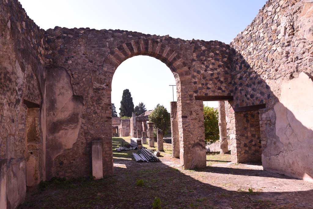 I.4.25 Pompeii. October 2019. Room 21, looking west towards south portico of Middle Peristyle 17.
Foto Tobias Busen, ERC Grant 681269 DCOR.

