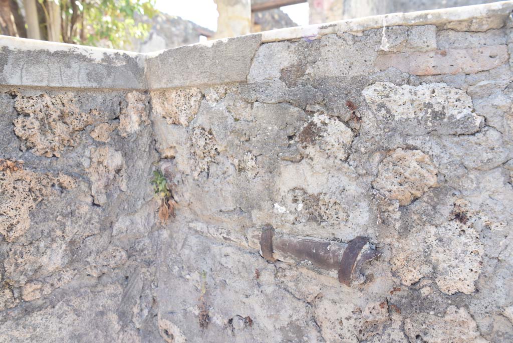 I.4.25 Pompeii. September 2020. Middle Peristyle 17, looking west towards detail of lead pipe in pool on rear east wall.     
Foto Tobias Busen, ERC Grant 681269 DÉCOR
