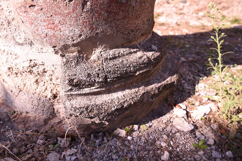 I.4.25 Pompeii. October 2019. Middle Peristyle 17, detail of base of column on west portico. 
Foto Tobias Busen, ERC Grant 681269 DÉCOR
