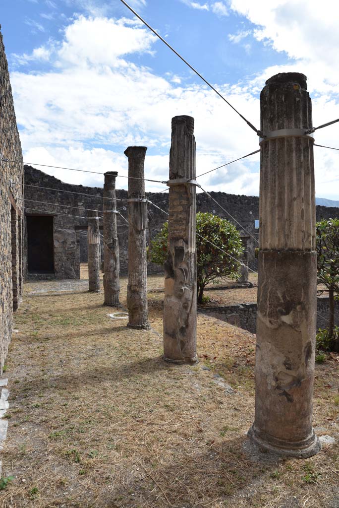 I.4.25 Pompeii. September 2020. Middle Peristyle 17, looking south along east portico.  
Foto Tobias Busen, ERC Grant 681269 DÉCOR
