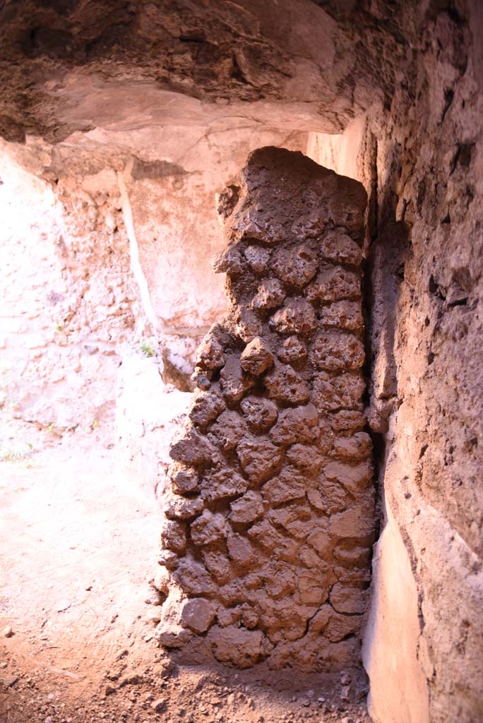 I.4.25/I.4.5 Pompeii. October 2019. 
Unnumbered corridor/room, looking north to detail of separating wall between areas. 
Foto Tobias Busen, ERC Grant 681269 DCOR.
