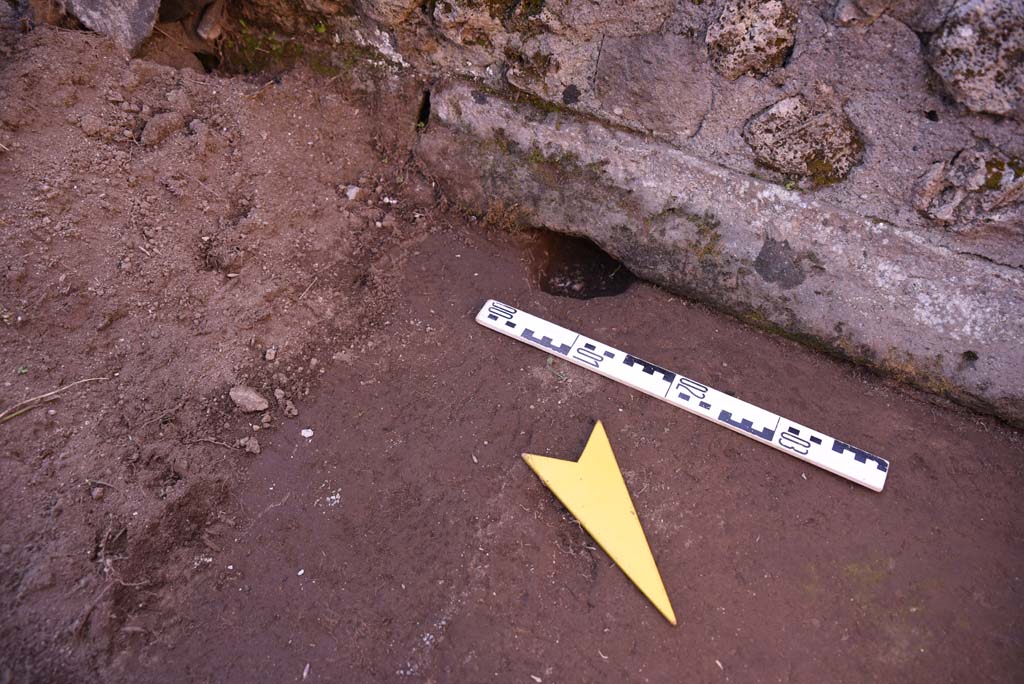 I.4.25/I.4.5 Pompeii. October 2019. Atriolo 43, detail from west side of impluvium.
Foto Tobias Busen, ERC Grant 681269 DCOR.

