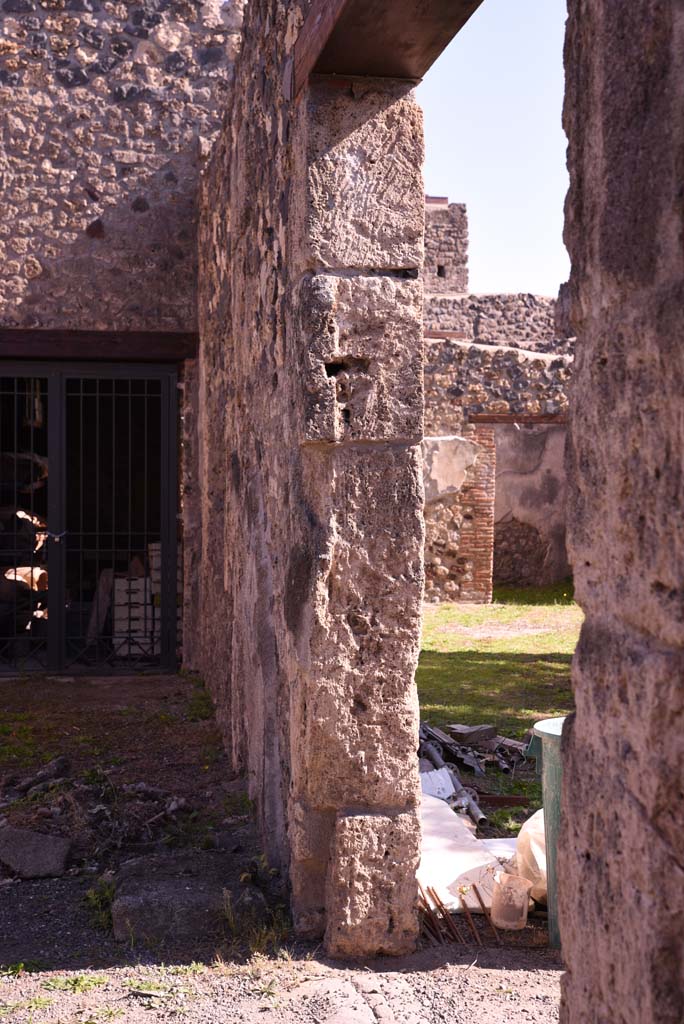 I.4.25 Pompeii. October 2019. Looking east towards side of doorway to peristyle 56.
Foto Tobias Busen, ERC Grant 681269 DCOR
