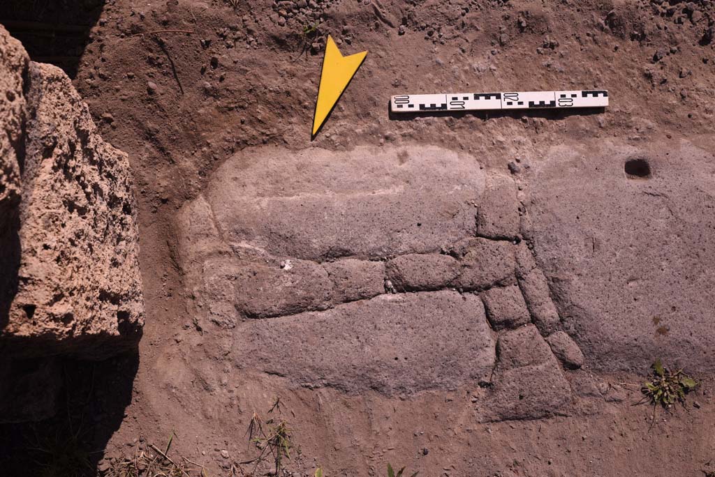 I.4.25 Pompeii. October 2019. Looking south at east end of threshold onto north portico.
Foto Tobias Busen, ERC Grant 681269 DCOR
