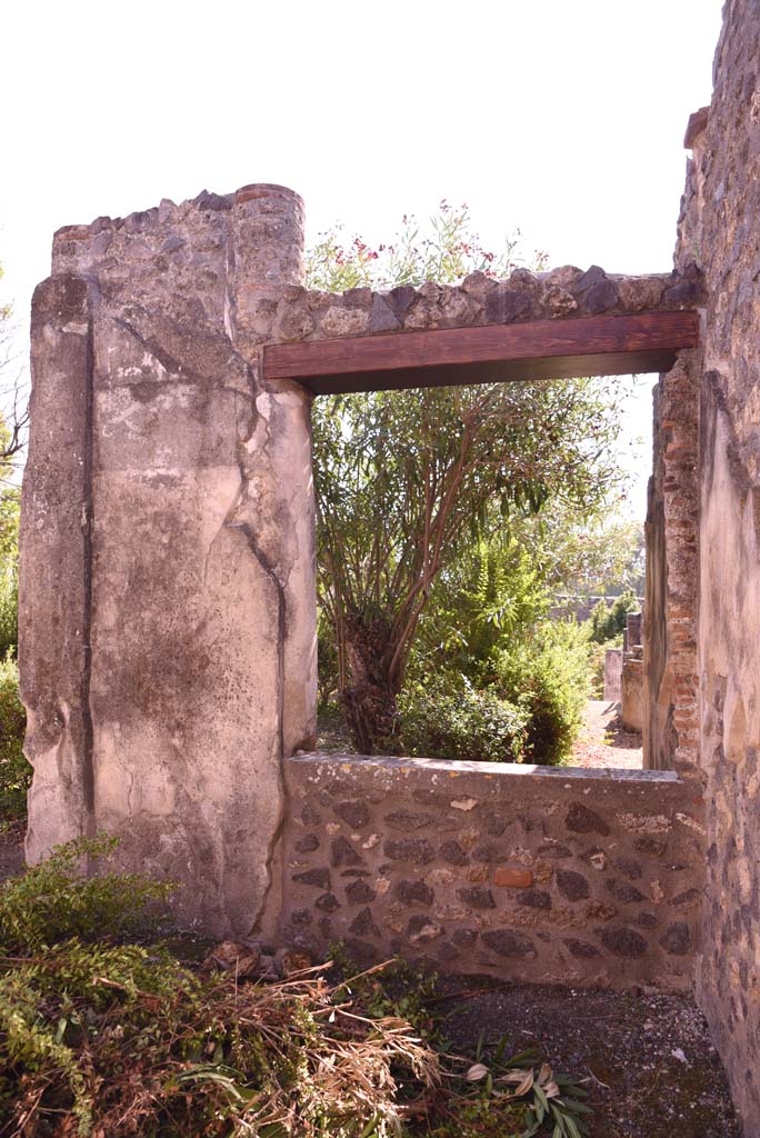 I.4.25 Pompeii. September 2019. Upper Peristyle 56, south-wall of area of north portico, with doorway to room 52, on right.
Foto Tobias Busen, ERC Grant 681269 DCOR
