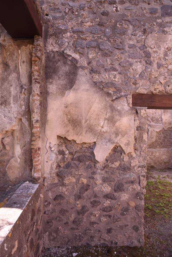 I.4.25 Pompeii. October 2019. 
Upper Peristyle 56, detail from west wall in north-west corner, with window sill in south wall,.
Foto Tobias Busen, ERC Grant 681269 DCOR

