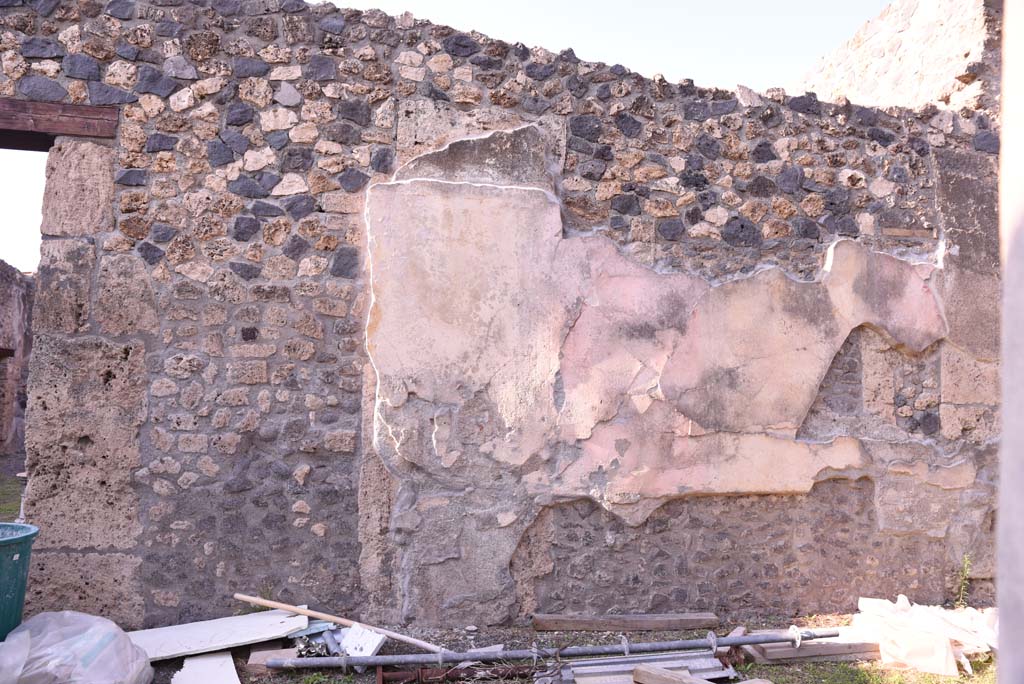 I.4.25 Pompeii. September 2020. North wall of north portico of upper peristyle 56, detail from east end.
Foto Tobias Busen, ERC Grant 681269 DCOR
