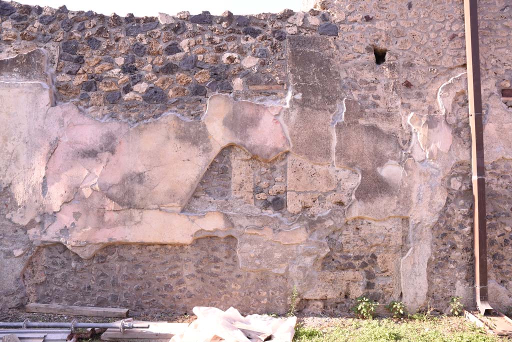 I.4.25 Pompeii. October 2019. North wall of north portico of upper peristyle 56, detail of remaining plaster.
Foto Tobias Busen, ERC Grant 681269 DCOR
