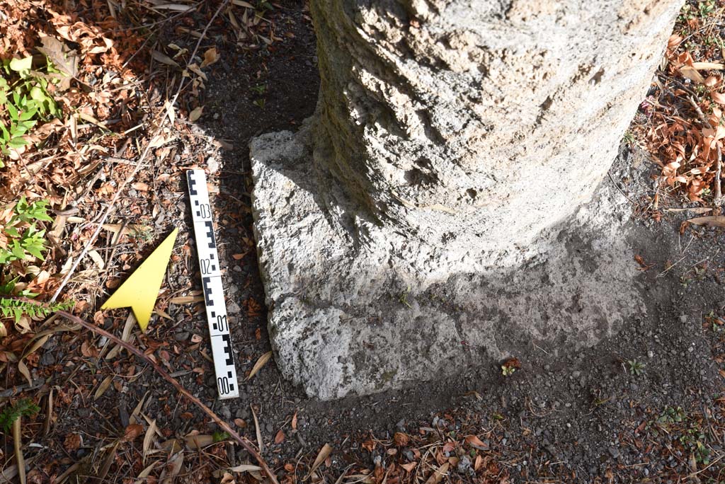 I.4.25 Pompeii. September 2020. Upper Peristyle 56, detail from base of column.
Foto Tobias Busen, ERC Grant 681269 DCOR
