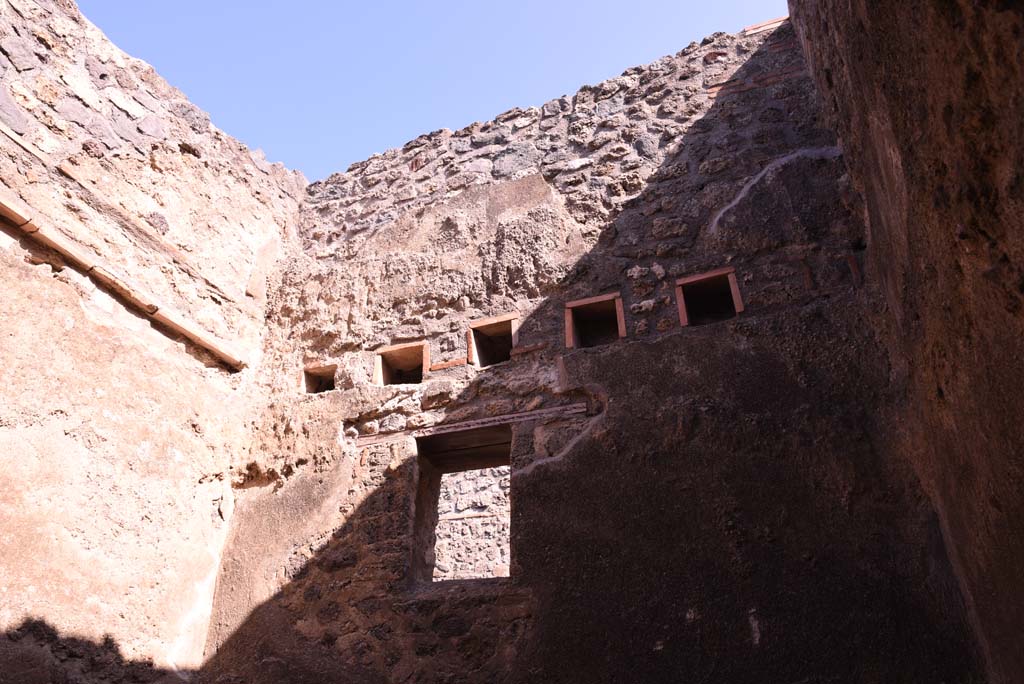 I.4.27 Pompeii. October 2019. Looking towards window in upper east wall overlooking Vicolo del Citarista.
Foto Tobias Busen, ERC Grant 681269 DCOR.
