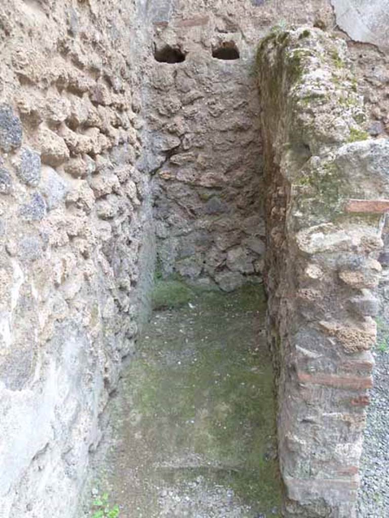 I.4.27 Pompeii. May 2010. Latrine in south-west corner.