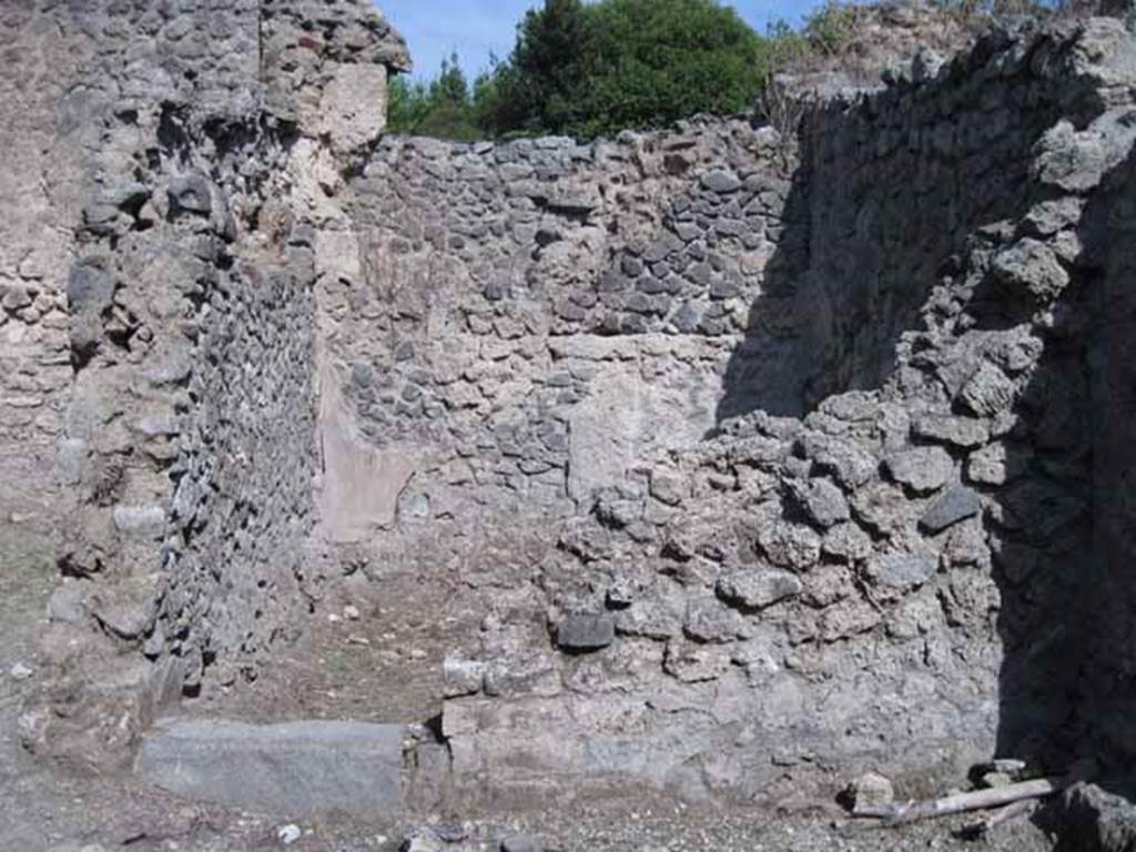 I.5.1 Pompeii. September 2010. Doorway to second room on east side of entrance room. Photo courtesy of Drew Baker.
