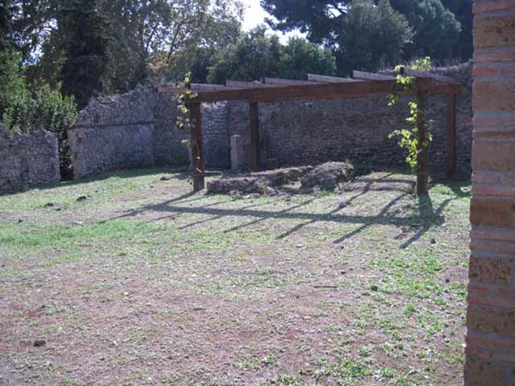 I.5.2 Pompeii. September 2010. Looking north across peristyle towards entrance doorway. Photo courtesy of Drew Baker.
