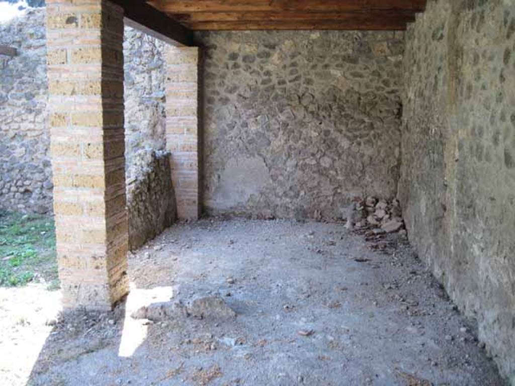 I.5.2 Pompeii. September 2010. Triclinium in peristyle, looking south. Photo courtesy of Drew Baker.
