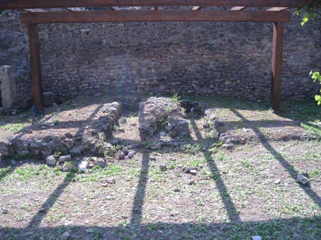 I.5.2 Pompeii. September 2010. Triclinium in peristyle, looking west. Photo courtesy of Drew Baker.
