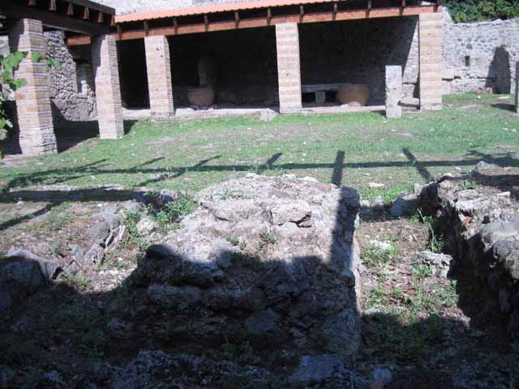 I.5.2 Pompeii. September 2005. Looking north-east across peristyle area.