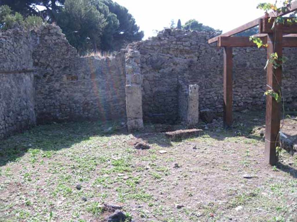 I.5.2 Pompeii. September 2005. Looking north-east across peristyle towards site of north and east portico.