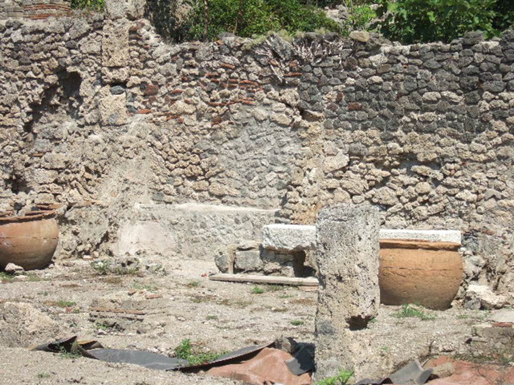 10502-warscher-codex-113-1-640.jpg
I.5.2 Pompeii. 1936, taken by Tatiana Warscher. Travertine table leaning on a capital.
See Warscher T., 1936. Codex Topographicus Pompeianus: Regio I.1, I.5. Rome: DAIR, whose copyright it remains.

