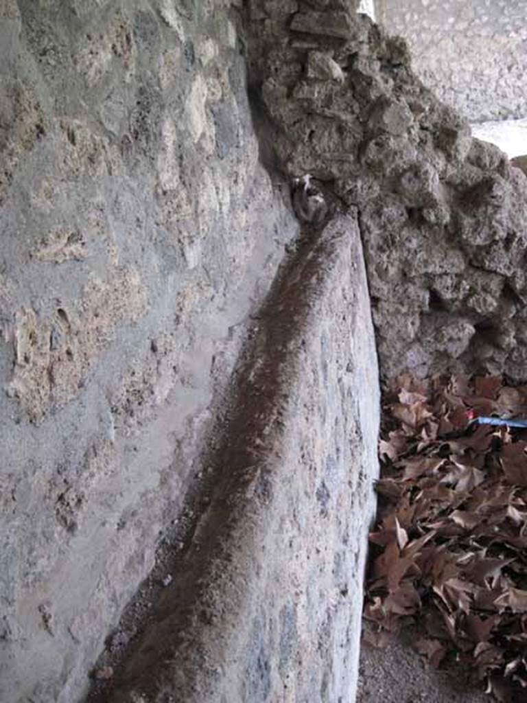 I.5.2 Pompeii. September 2010. Looking south along the east portico.
Photo courtesy of Drew Baker.
