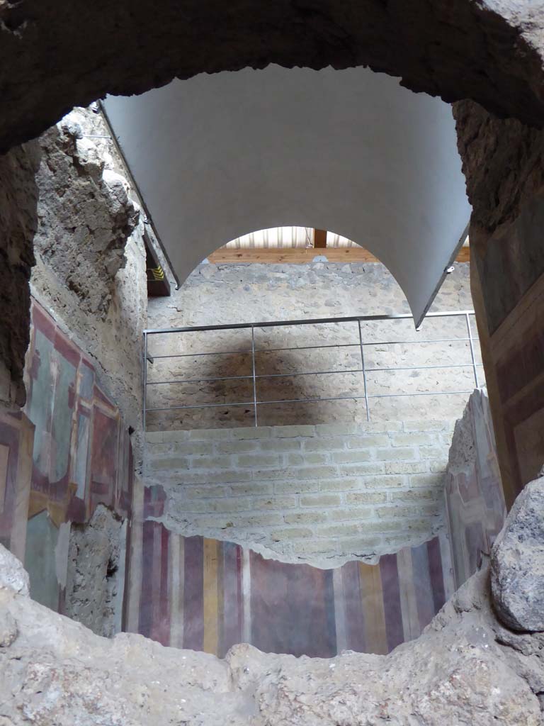 I.6.2 Pompeii. September 2017. 
Looking east towards reconstruction of the idea of a vaulted ceiling, through circular window into frigidarium. 
Foto Annette Haug, ERC Grant 681269 DCOR.
