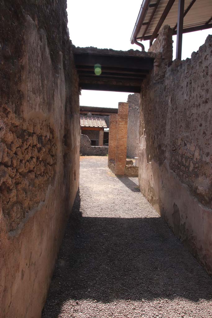 I.6.2 Pompeii. September 2019. Looking south along entrance corridor/fauces.
Photo courtesy of Klaus Heese.
