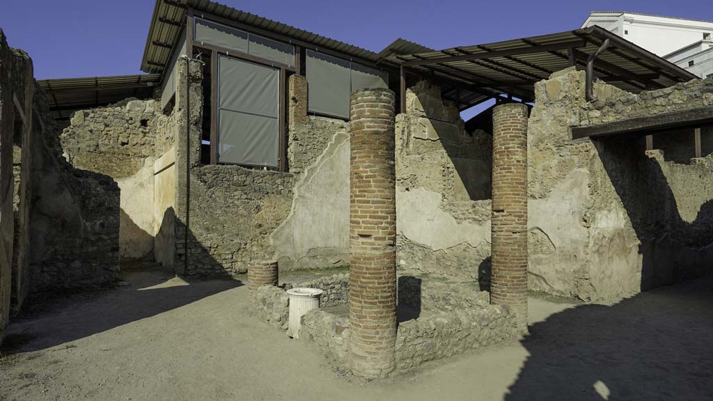 I.6.2 Pompeii. August 2021. Impluvium in atrium, looking west. Photo courtesy of Robert Hanson.