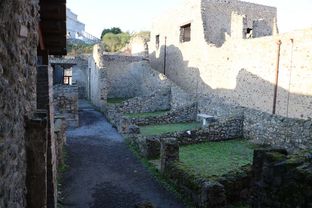 .6.2 Pompeii. August 2021. Looking north along rooms on east side of atrium. Photo courtesy of Robert Hanson.

