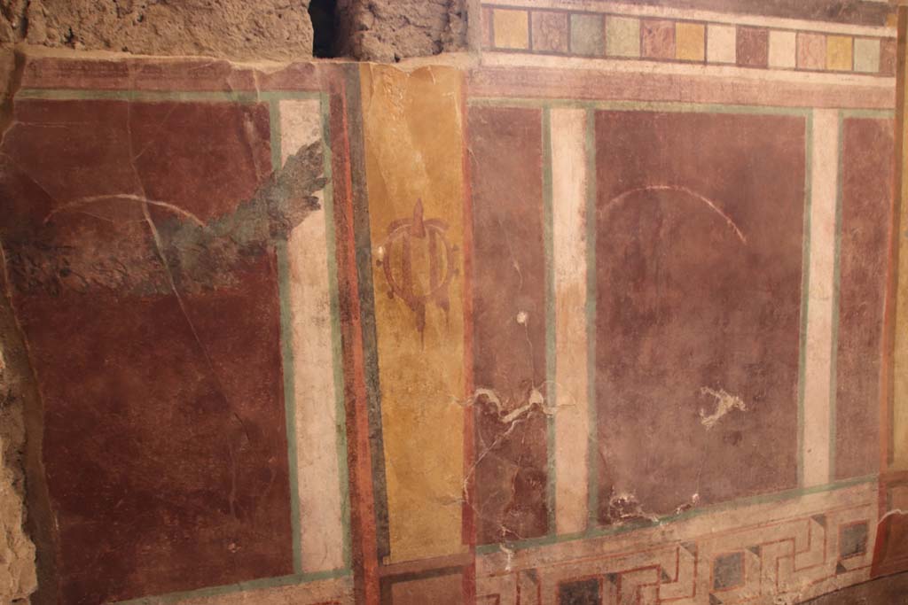 I.6.2 Pompeii. September 2019. Wall decoration on east wall of west wing of cryptoporticus, looking south from north end.
Photo courtesy of Klaus Heese.
