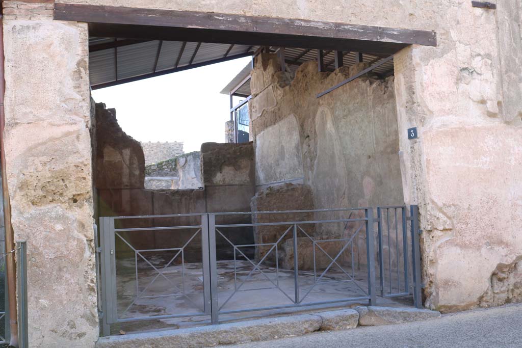 I.6.3 Pompeii. December 2018. Entrance doorway on south side of Via dell’Abbondanza. Photo courtesy of Aude Durand.