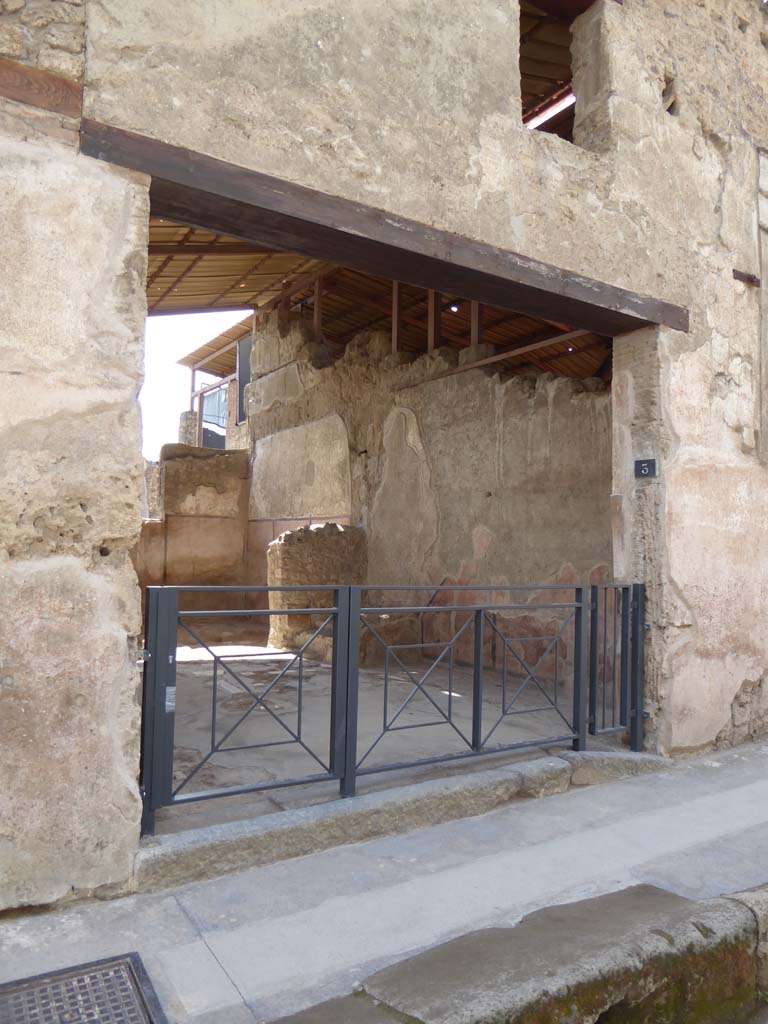 I.6.3 Pompeii. September 2015. Entrance doorway on south side of Via dell’Abbondanza.
Foto Annette Haug, ERC Grant 681269 DÉCOR.
