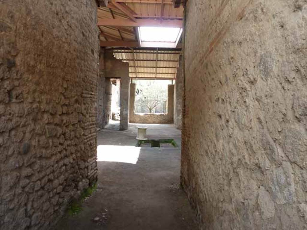 I.6.4 Pompeii. May 2010. Looking south from entrance corridor towards atrium.