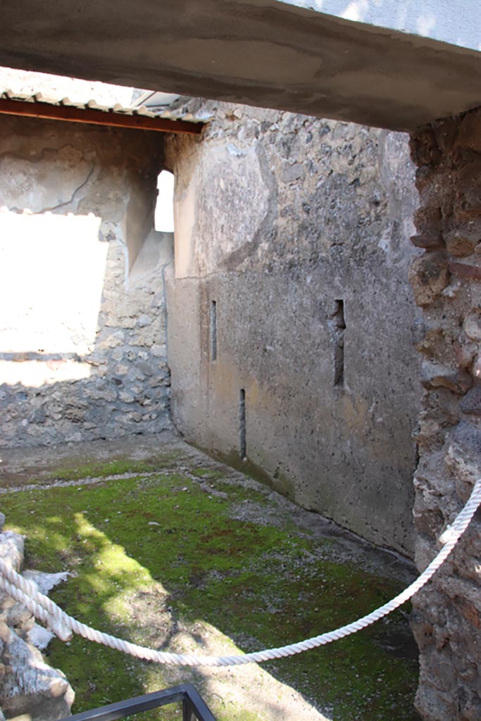 I.6.4 Pompeii. October 2022.
Room 10, looking south-east from doorway. Photo courtesy of Klaus Heese. 
