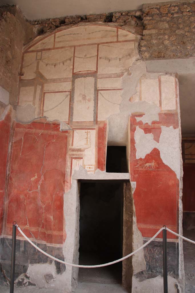 I.6.7 Pompeii. December 2018. 
Doorway to room in north-east corner of atrium, with a splayed window above.
On either side of the doorway are small paintings.
On the north side  an antelope, on the south side  a chariot with the attributes of Dionysus being pulled by panthers.
Photo courtesy of Aude Durand.
