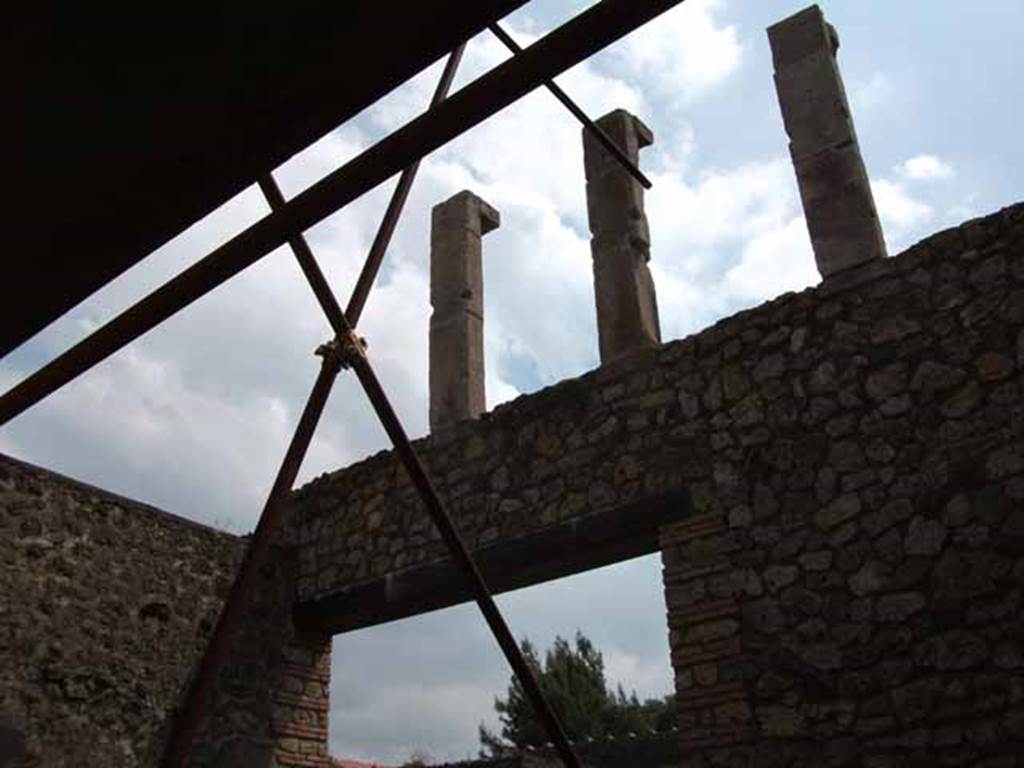 I.6.7 Pompeii. May 2010. South-east corner of tablinum, with remains of upper floor columns.