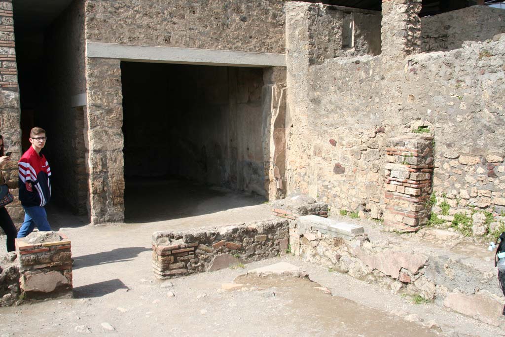 I.6.7 Pompeii. April 2013. Looking towards north-east corner of peristyle area, and doorway to triclinium.
Photo courtesy of Klaus Heese.
